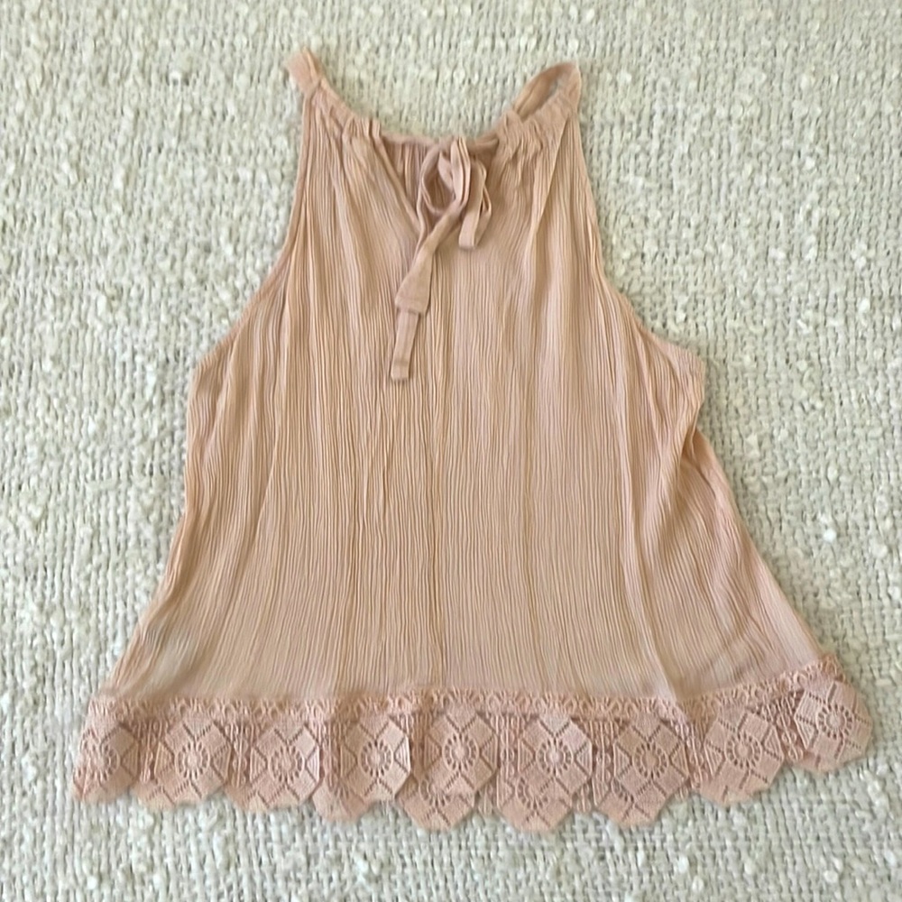 Blush colored tank, flows well. Size is XXL but fits like a L
